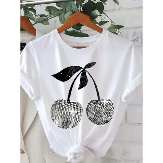 T-shirt Cherry Chic Blanc – Édition Artistique Noire pour un Look Unique